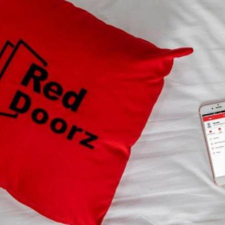 Hotel RedDoorz near Mangga Dua Square Giacarta Esterno foto