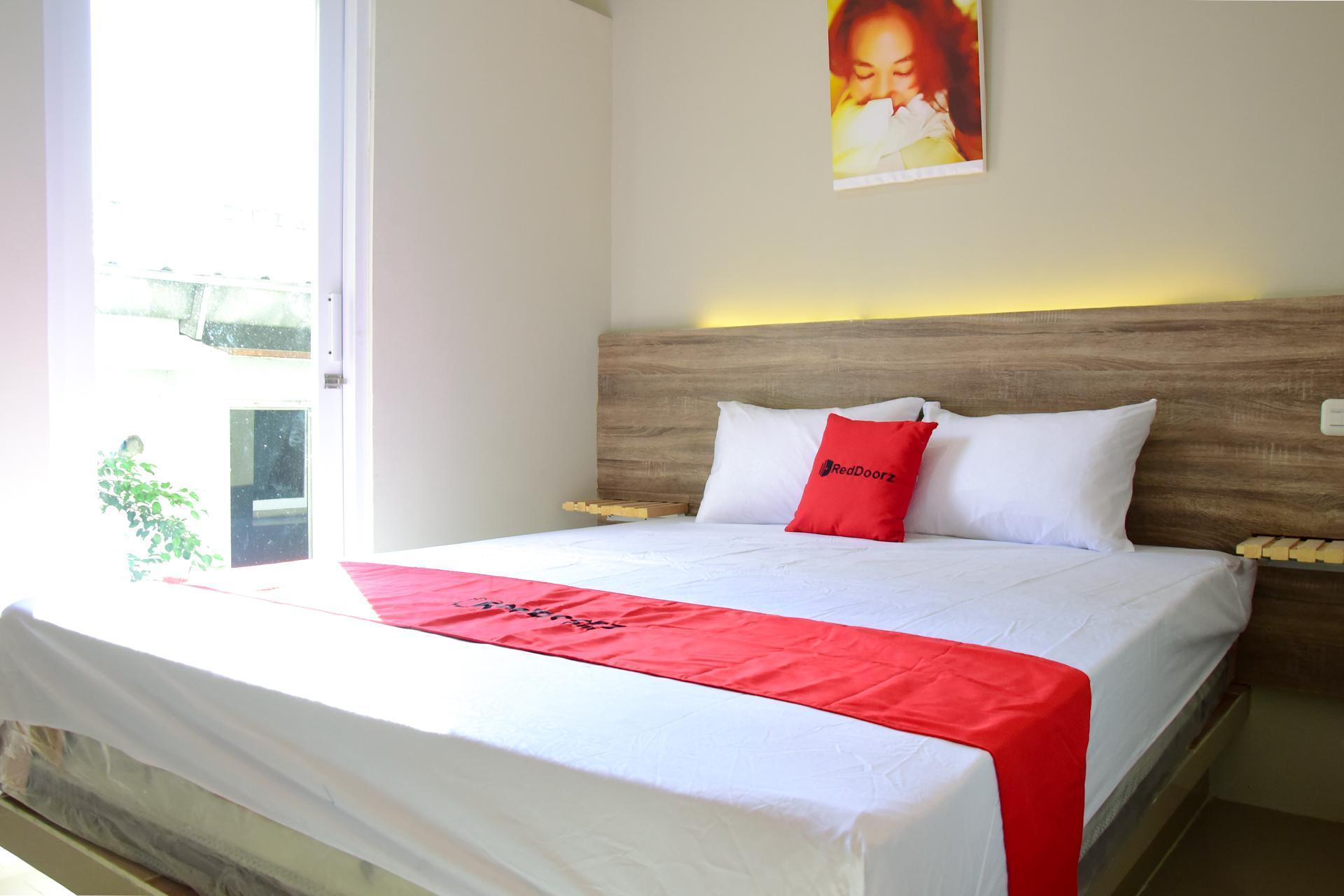 Hotel RedDoorz near Mangga Dua Square Giacarta Esterno foto