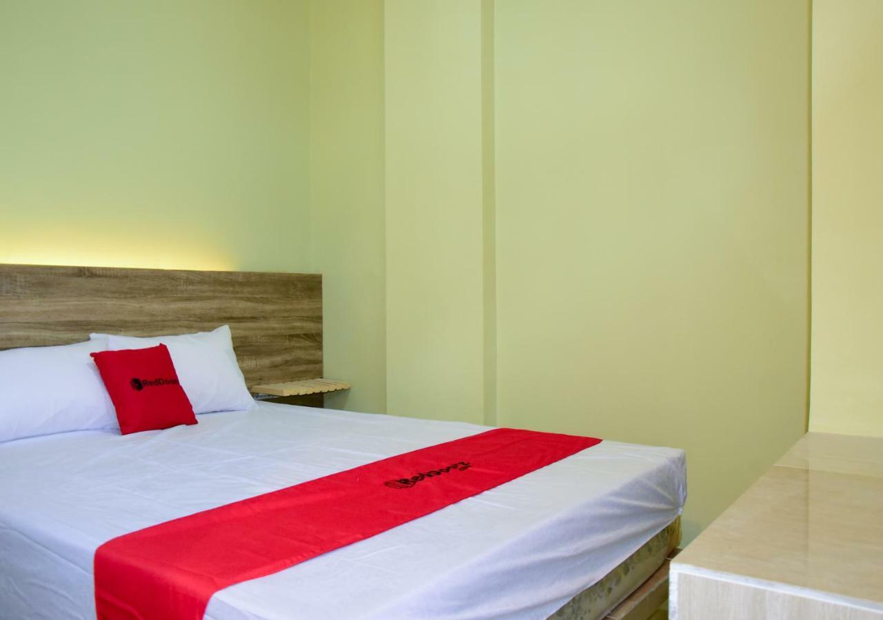 Hotel RedDoorz near Mangga Dua Square Giacarta Esterno foto