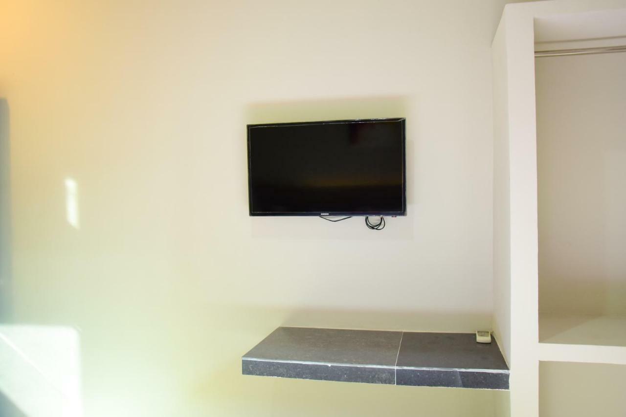 Hotel RedDoorz near Mangga Dua Square Giacarta Esterno foto