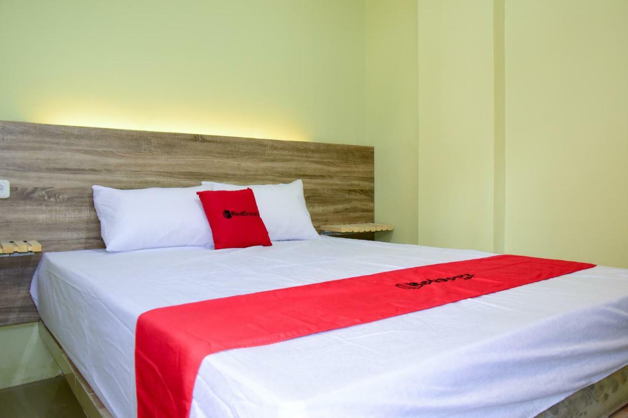 Hotel RedDoorz near Mangga Dua Square Giacarta Esterno foto