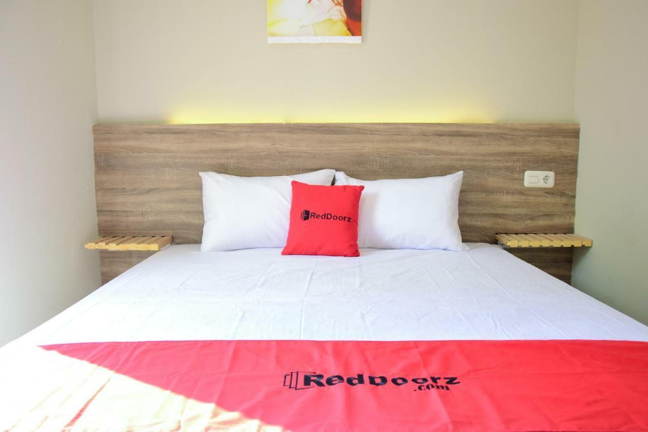 Hotel RedDoorz near Mangga Dua Square Giacarta Esterno foto