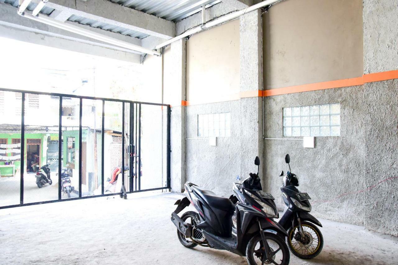 Hotel RedDoorz near Mangga Dua Square Giacarta Esterno foto