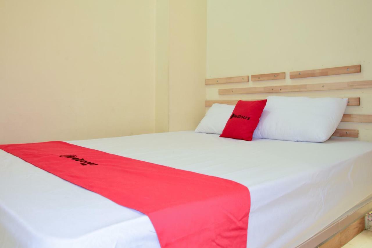 Hotel RedDoorz near Mangga Dua Square Giacarta Esterno foto