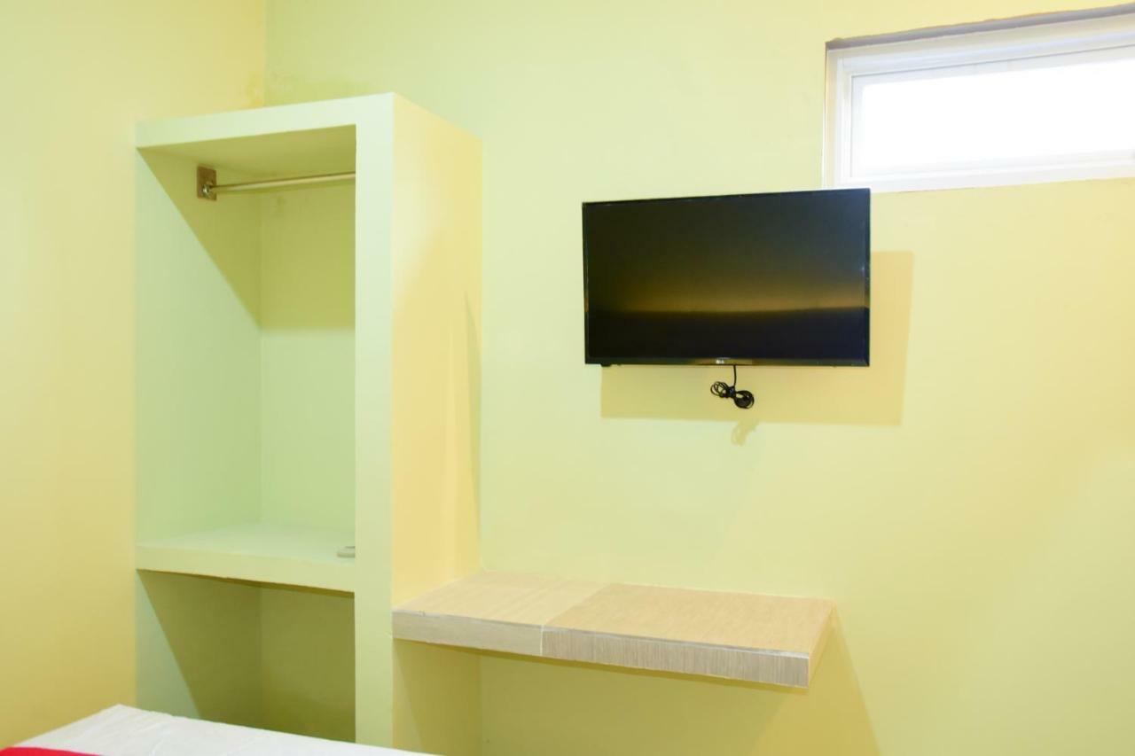 Hotel RedDoorz near Mangga Dua Square Giacarta Esterno foto