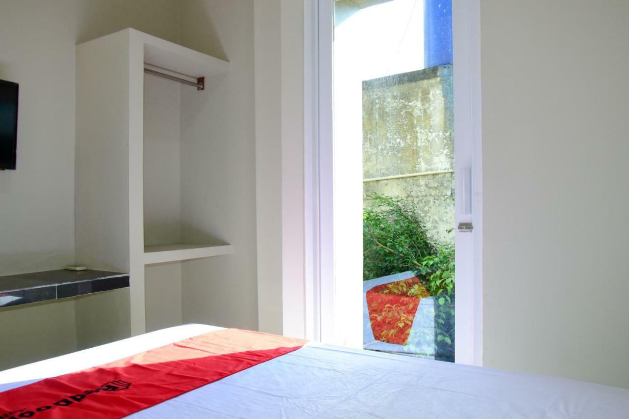 Hotel RedDoorz near Mangga Dua Square Giacarta Esterno foto